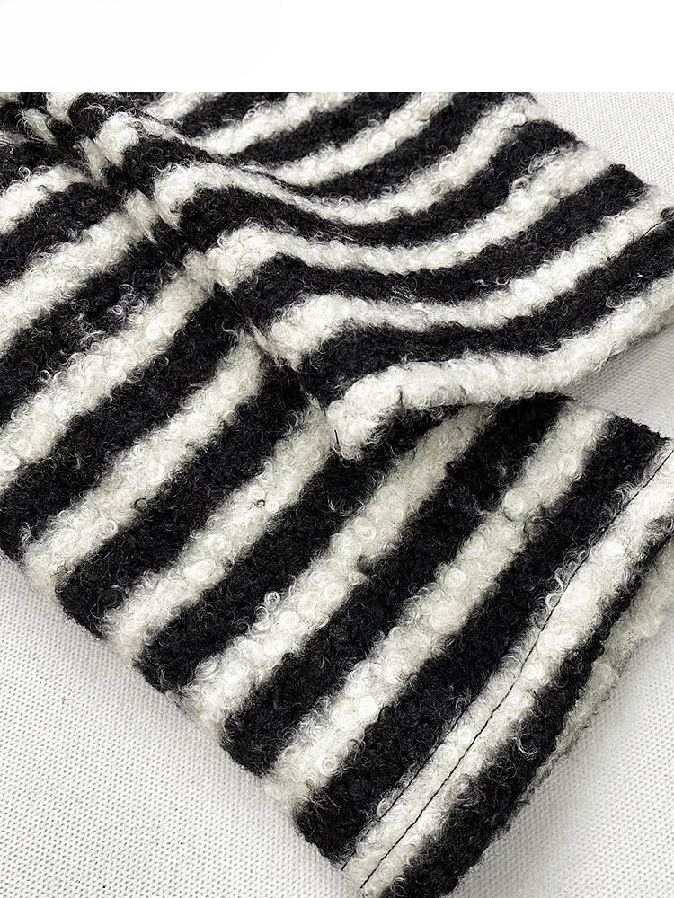 Black&White Striped Pattern V-neck Oversize Knitted Sweat Shirt with Detachable Collar