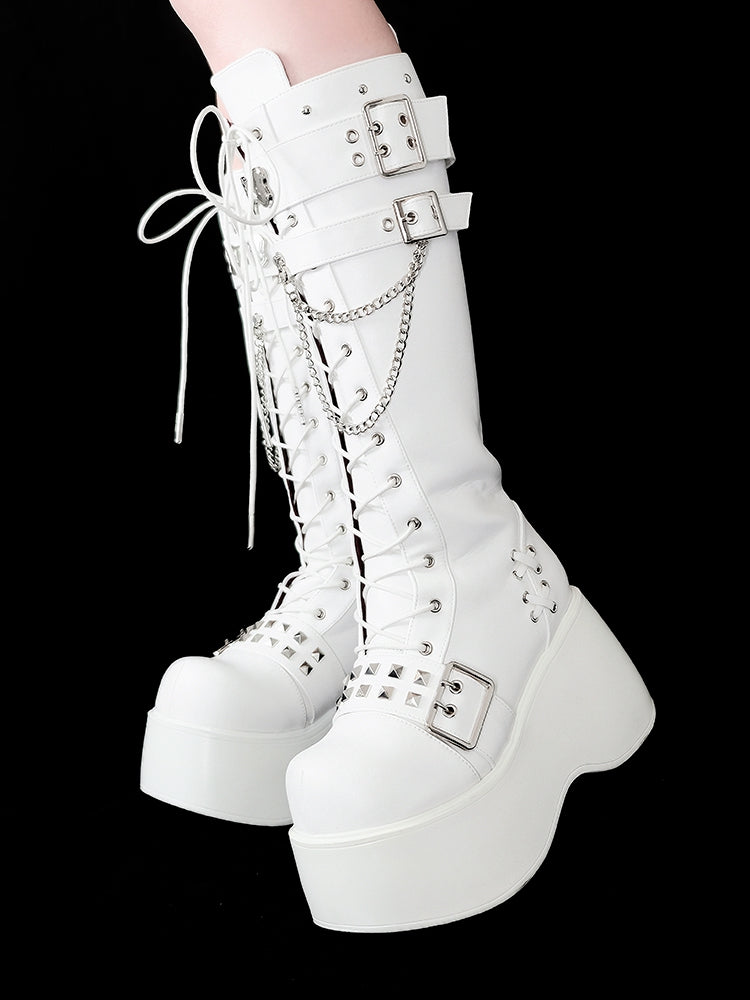 Bottes montantes à plateforme compensée style punk blanc mat avec plaques métalliques en forme d'os