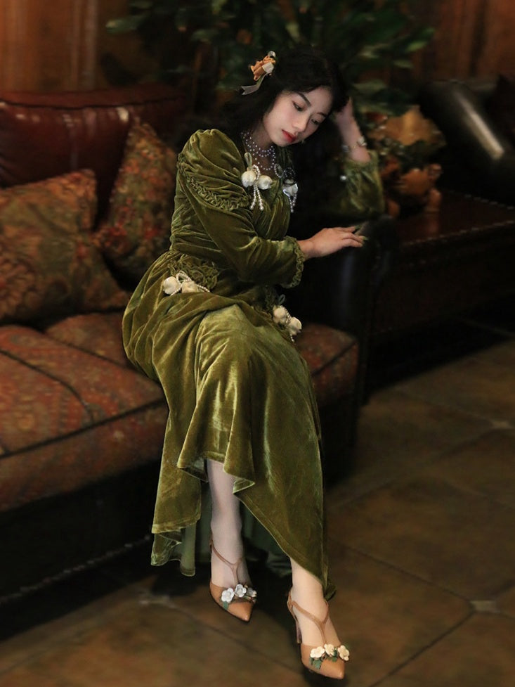 Robe vintage en velours vert foncé à taille haute et décolleté carré