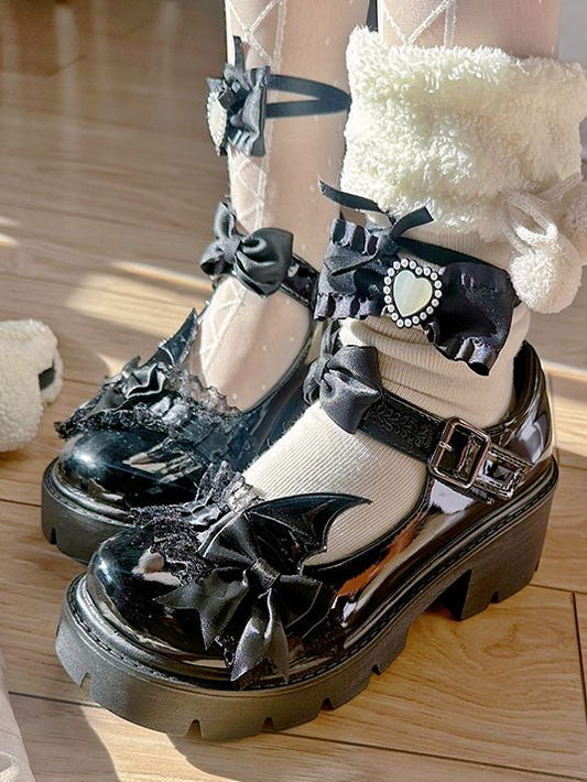 Mary Janes noires polies à bout rond et nœud sur le dessus avec bordure en dentelle et talon bloc
