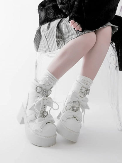 Mattweiße Jirai-Stiefel mit Schnürung und Kei-Schnallen, Sweetheart-Ausschnitt und Strasssteinen