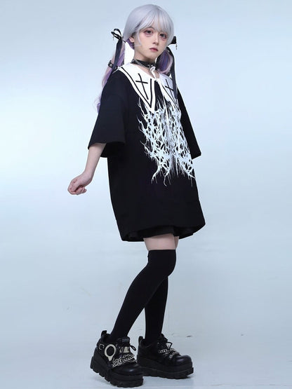 Runder Kei-T-Shirt mit schwarzem Halsausschnitt und Jirai-Schmetterlingsdruck