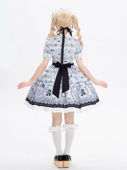 Süßes Wunderland und Kitty Lolita im Einteilerkleid mit einem Aufdruck, Alice-Thema, Hase