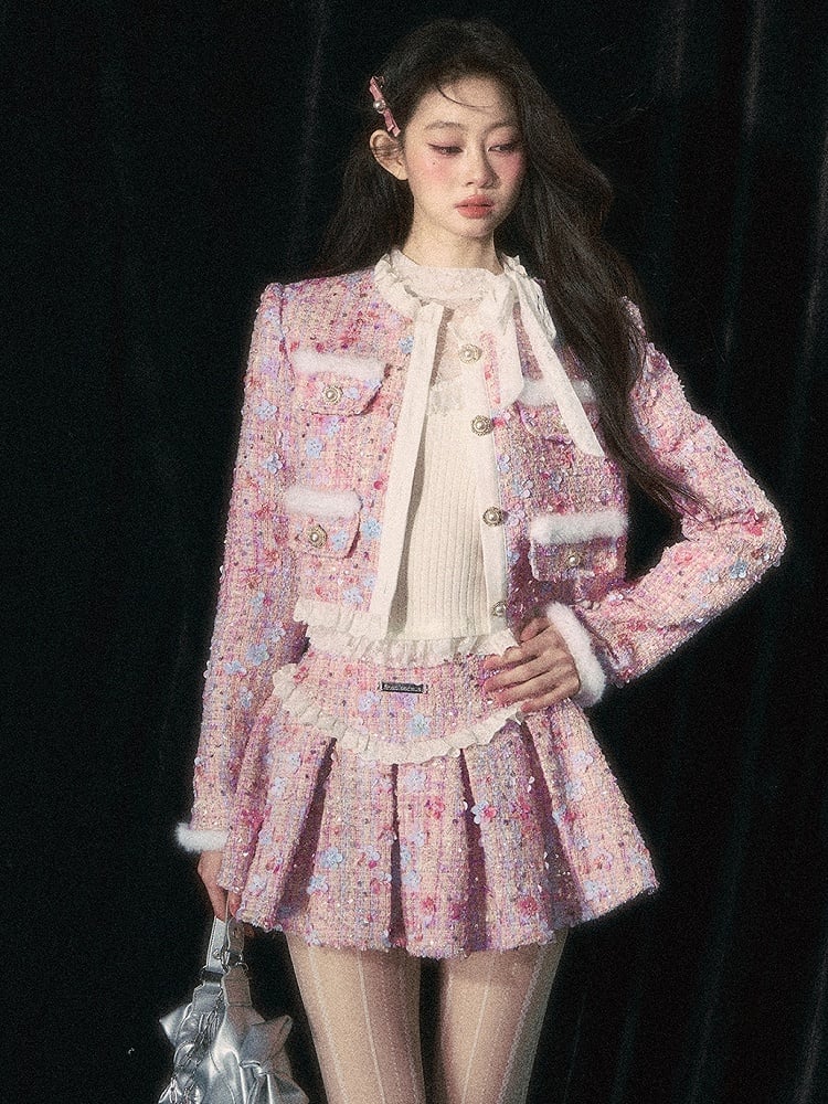 Veste courte en tweed rose avec détails floraux, perles et paillettes