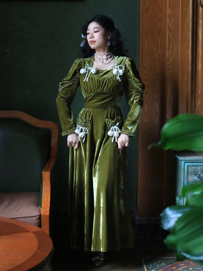 Robe vintage en velours vert foncé à taille haute et décolleté carré