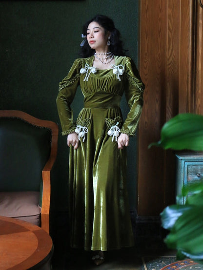 Robe vintage en velours vert foncé à taille haute et décolleté carré