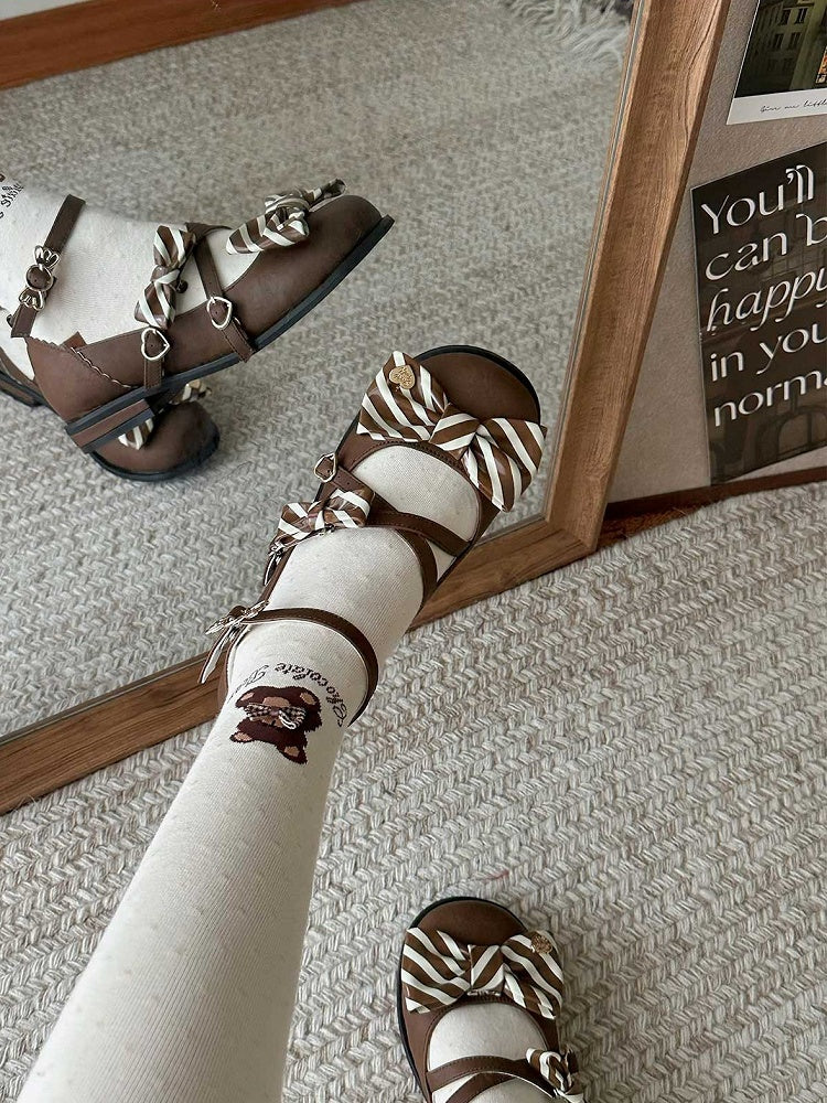 Braune Lolita-Schuhe mit Schnallenmuster und gestreiftem Herz- und Schleifendesign im Crisscross-Top-Design