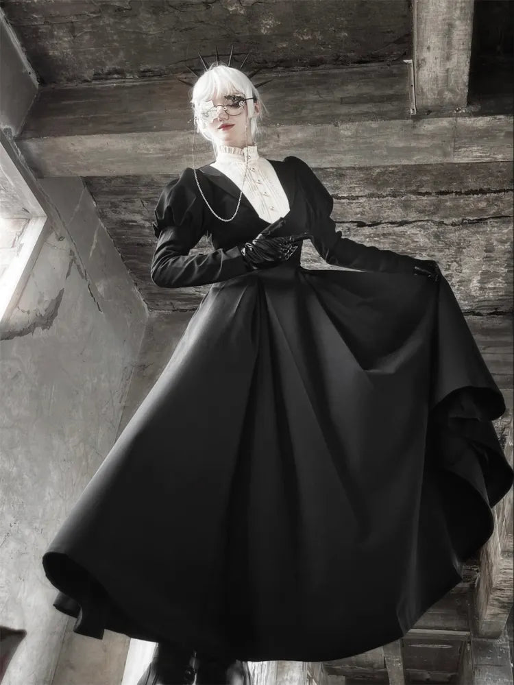 Robe Lolita noire à manches Juliette et taille fine, décolleté à volants beige, une pièce