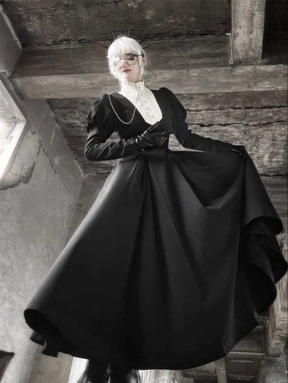 Robe Lolita noire à manches Juliette et taille fine, décolleté à volants beige, une pièce