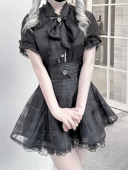 Chiffonbluse mit schwarzem Kei Jirai-Bogen und selbstbindender Spitze im Stoffstil