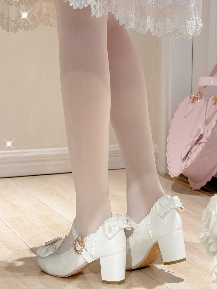 Runde Lolita-Schuhe mit Mary-Toe-Dekor und Strasssteinen in Weiß und mit Perlen verziert