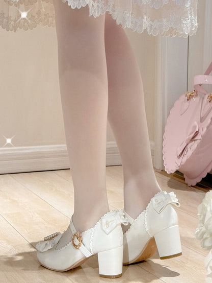 Runde Lolita-Schuhe mit Mary-Toe-Dekor und Strasssteinen in Weiß und mit Perlen verziert