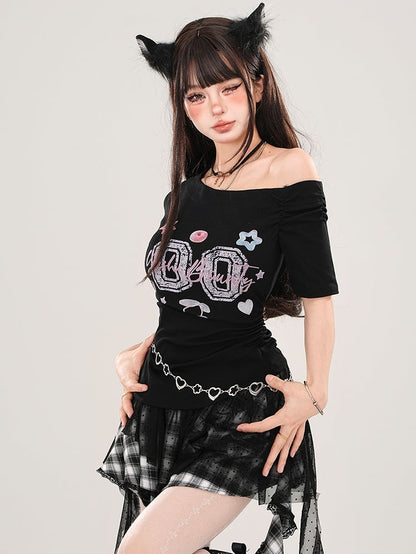 Schwarz/weißes Slim-Fit-T-Shirt mit Grafik und gerüschter Taille und asymmetrischem Ausschnitt