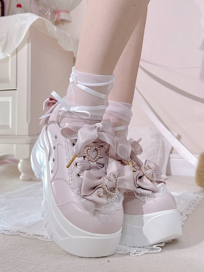 Schnürschuhe im Jirai Design Kei – Plateauschuhe mit Schleife und Herzdetails und Strassperlen im Pink-Stil