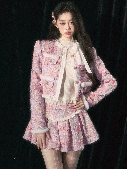 Veste courte en tweed rose avec détails floraux, perles et paillettes