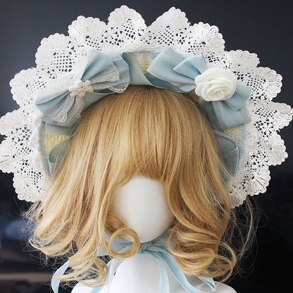 Rosa/blaue Haube mit floralen Schleifendetails und Spitzenbesatz