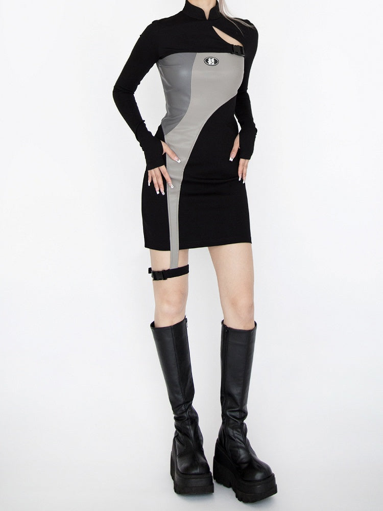 Robe glamour futuriste cyberpunk noire et grise à col à bandes et détails découpés avec jarretière