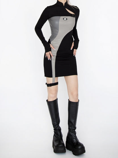 Robe glamour futuriste cyberpunk noire et grise à col à bandes et détails découpés avec jarretière