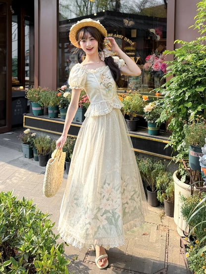 Beige quadratische Rüschenbluse mit Ausschnitt, Puffärmeln, Lilienstickerei und Spitze