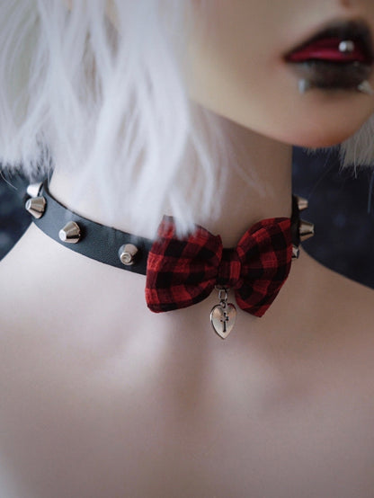 Mit rot kariertem, schwarzem und gemustertem Anhänger, Herz-Schleifenhalsband