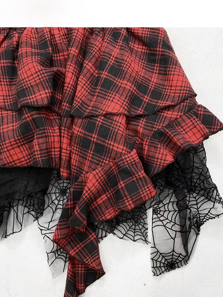 Robe punk glamour sans bretelles à carreaux rouges et ourlet mouchoir avec boucles