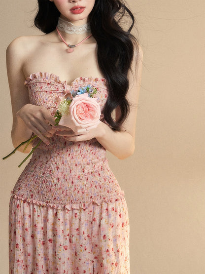 Trägerloses Kleid, elastisch, oberschenkelhoch, Schlitz, geblümte Taille, rosa, herzförmiger Ausschnitt, gesmokt