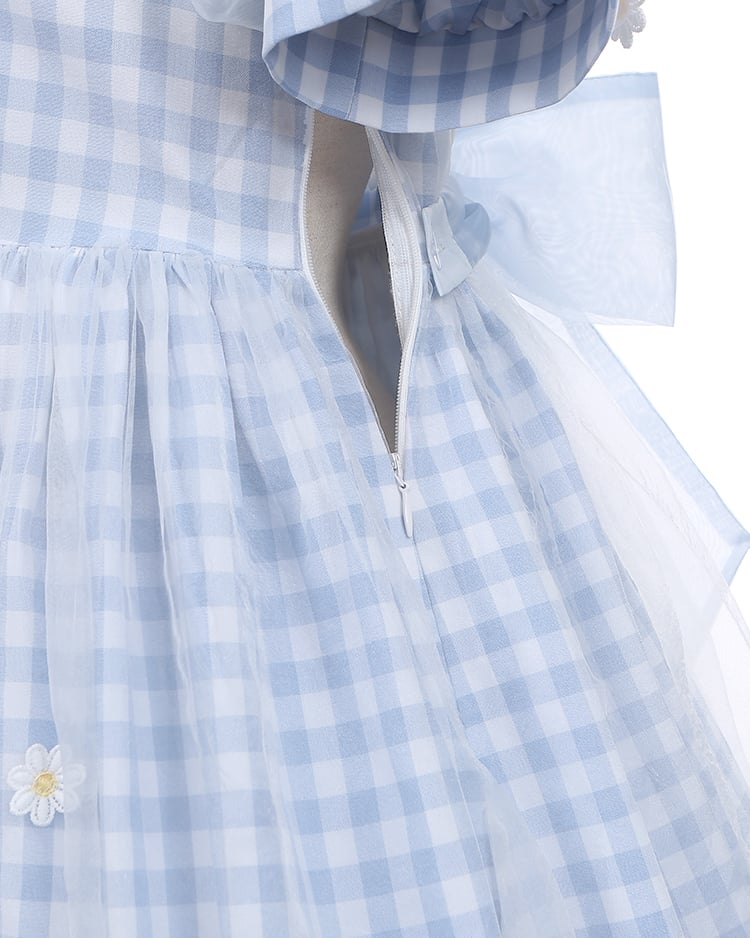 Robe à carreaux bleu clair à col marin et marguerites blanches, détails nœud papillon
