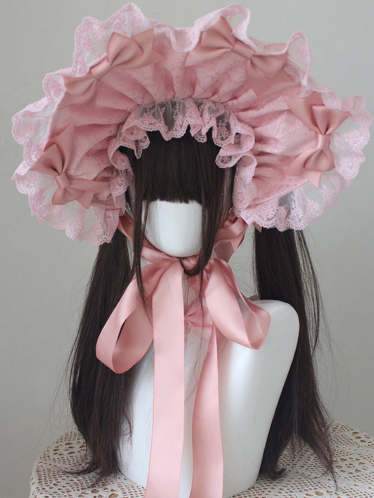 Bonnet rose avec détails en dentelle et nœud papillon