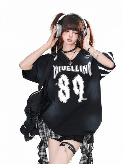 Schwarzes, lockeres T-Shirt mit V-Ausschnitt und Zahlendruck