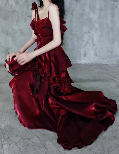 Robe de soirée asymétrique rouge scintillante à volants superposés et bretelles spaghetti