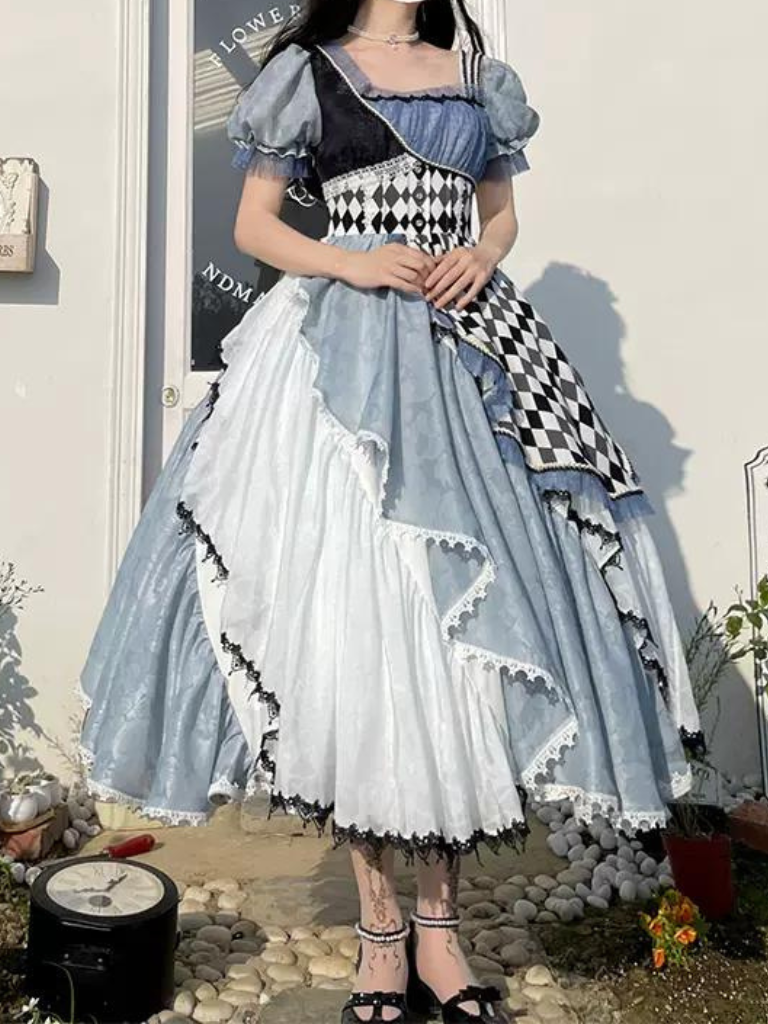 Asymmetrisches Karokleid „Alice im Wunderland“