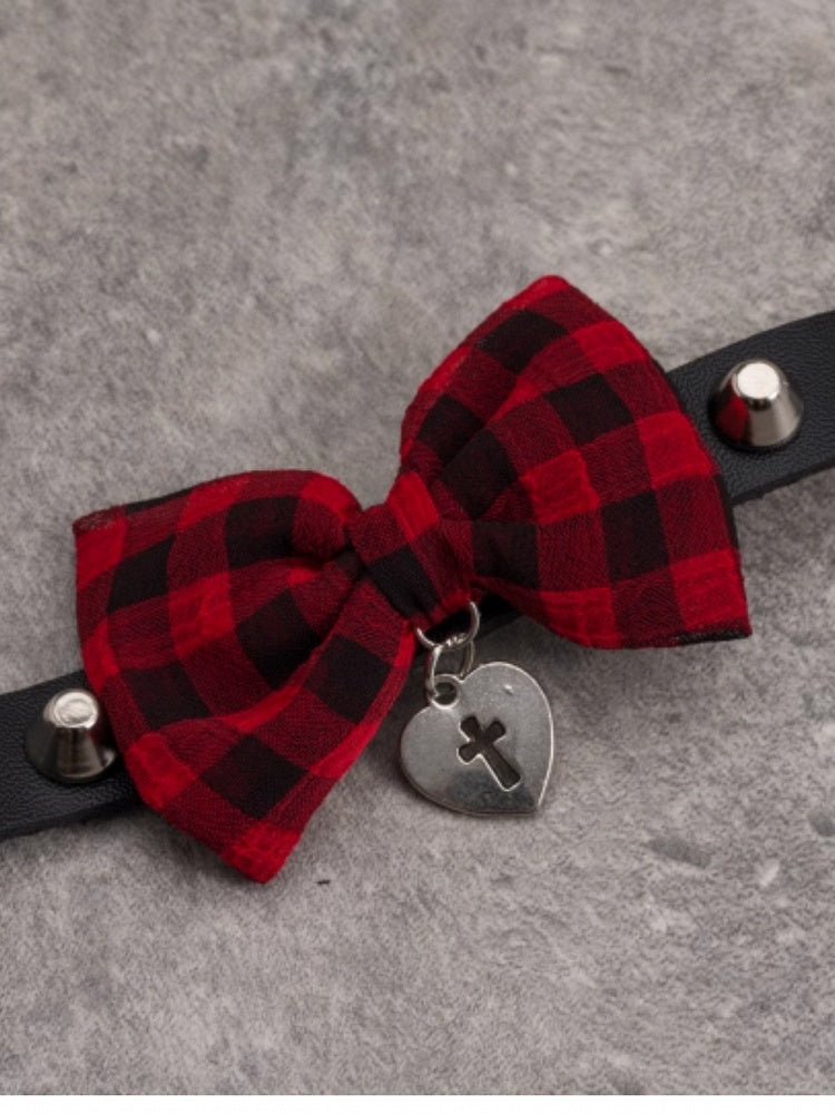 Mit rot kariertem, schwarzem und gemustertem Anhänger, Herz-Schleifenhalsband