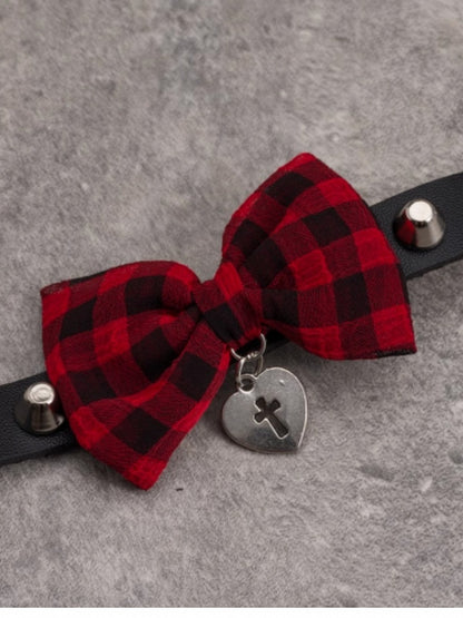 Mit rot kariertem, schwarzem und gemustertem Anhänger, Herz-Schleifenhalsband