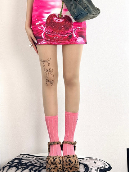Süße nackte Strumpfhose mit Schleife und Lolita-Print
