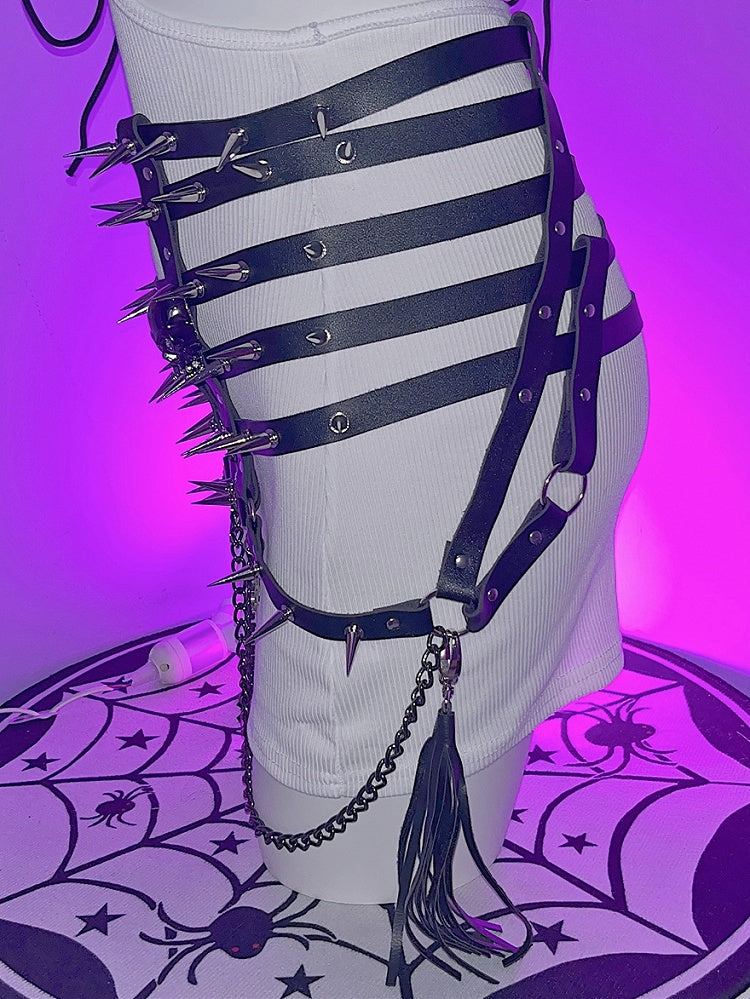Charm Quasten Taille und Gürtel Nieten Schwarzes Skelett Y2K Verziert