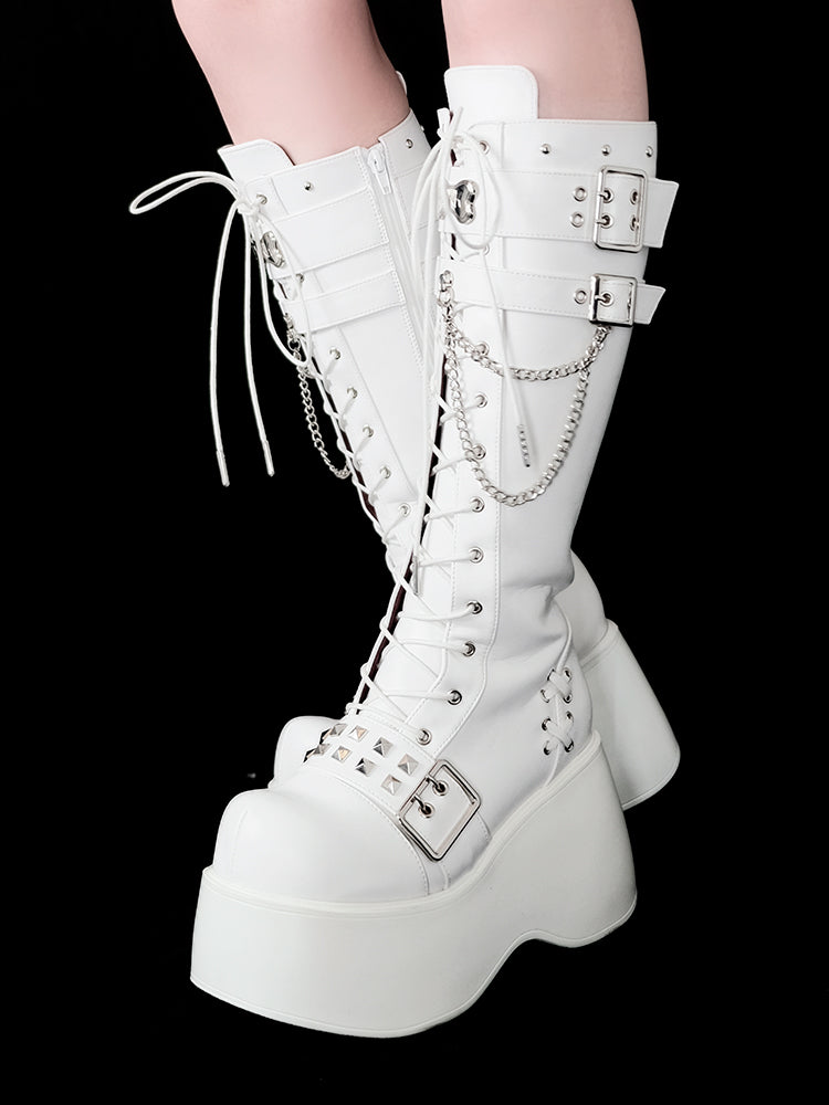 Bottes montantes à plateforme compensée style punk blanc mat avec plaques métalliques en forme d'os