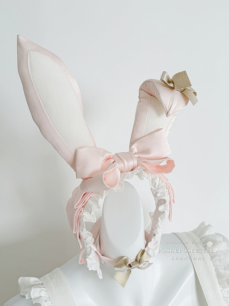 Robe bouffante sans bretelles à volants et taille basque, tablier blanc et rose