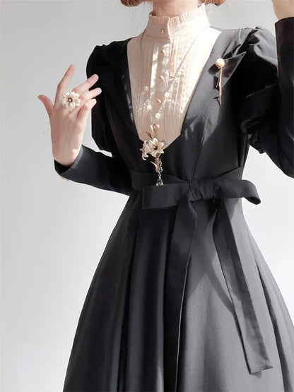 Robe Lolita noire à manches Juliette et taille fine, décolleté à volants beige, une pièce