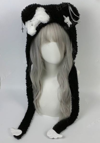 Chapeau en peluche avec oreilles d'ours et ailes croisées noires et blanches