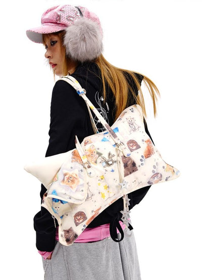 Kissenförmige Umhängetasche in Beige/Schwarz mit Sternriemen