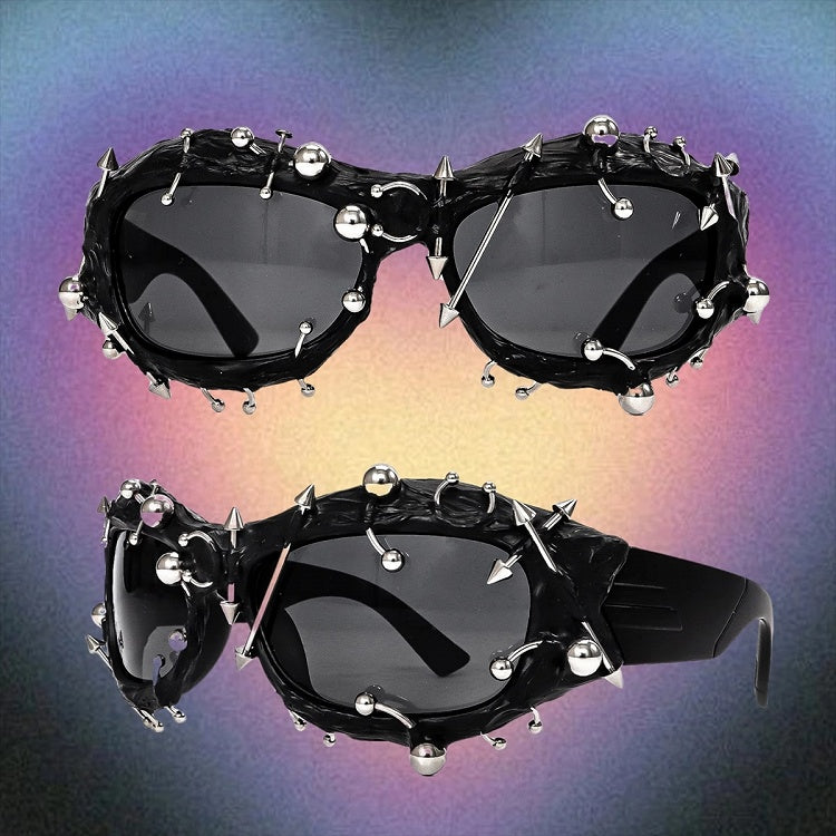 Verzierte schwarze Punk-Sonnenbrille mit Perlen und Nieten