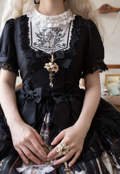 Robe noire à manches courtes style gothique lolita à imprimé poupée Lily et Puppet
