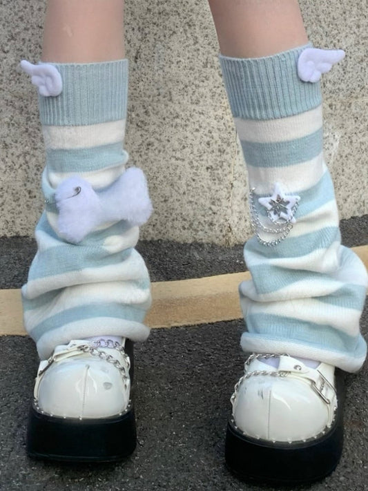 Jambières à rayures bleues et noires avec motif d'ailes et peluche en forme d'os