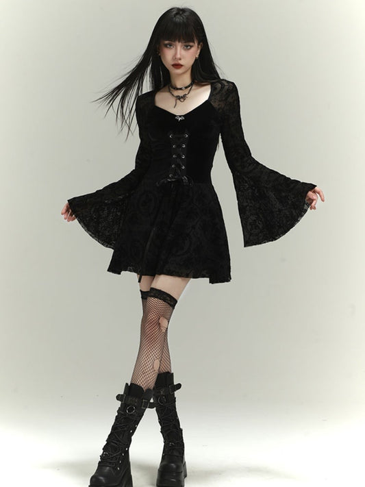 Robe gothique noire en dentelle à manches cloche et détails lacés