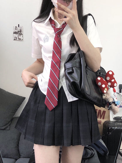 Preppy Besticktes Abzeichen-Shirt, kurz, JK-Stil, weiße Ärmel, Uniform