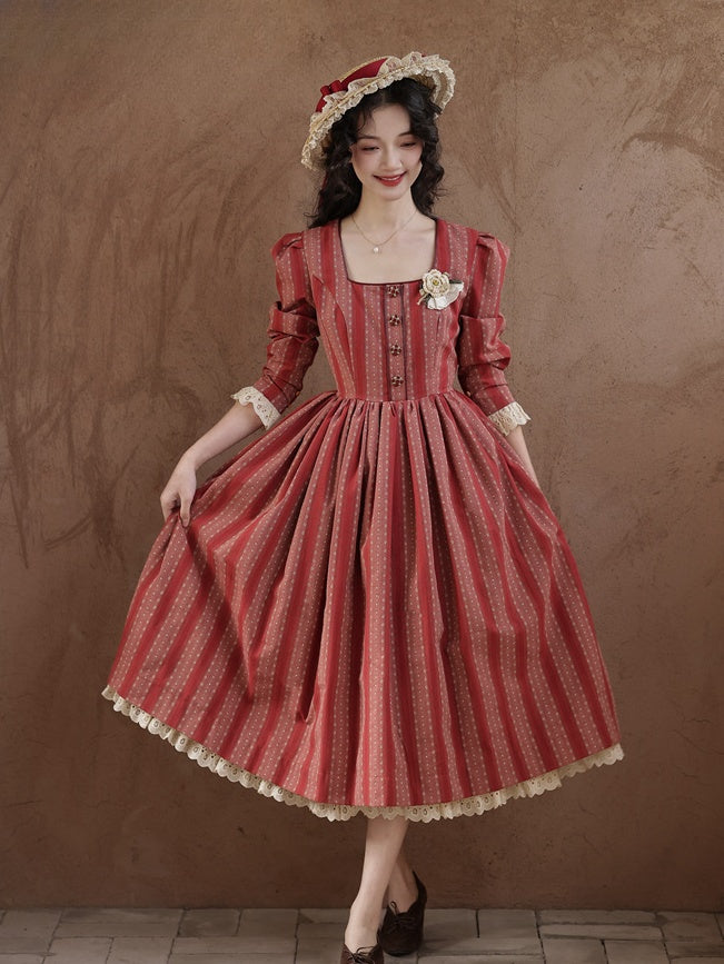 Robe rouge à rayures vintage et en dentelle à encolure carrée