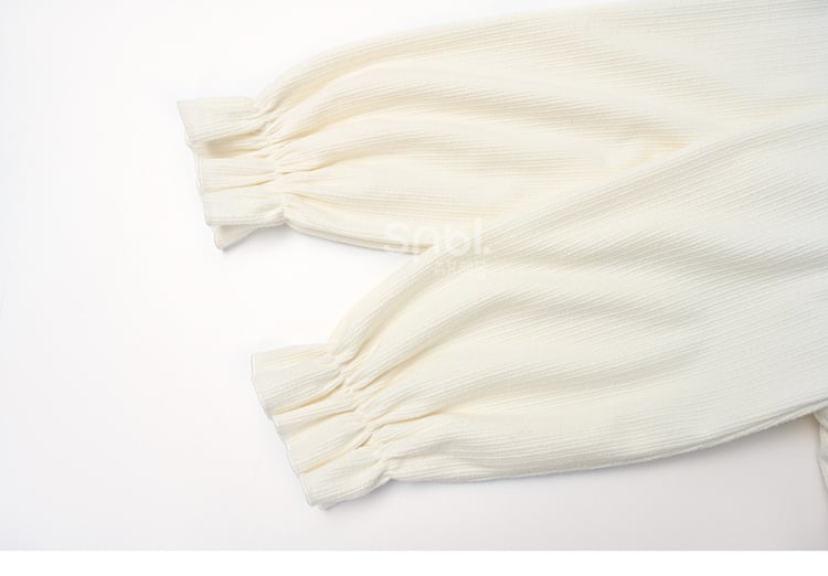 Robe à manches longues et col à volants avec nœud blanc