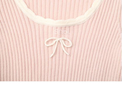 Haut en maille slim à col rond et détails nœud rose