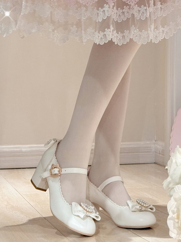 Runde Lolita-Schuhe mit Mary-Toe-Dekor und Strasssteinen in Weiß und mit Perlen verziert
