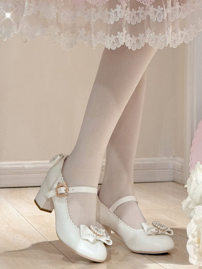 Runde Lolita-Schuhe mit Mary-Toe-Dekor und Strasssteinen in Weiß und mit Perlen verziert